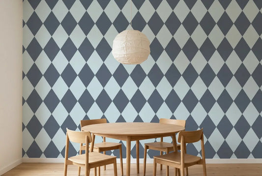 Papel tapiz Arlequín Nórdico instalado en un comedor luminoso