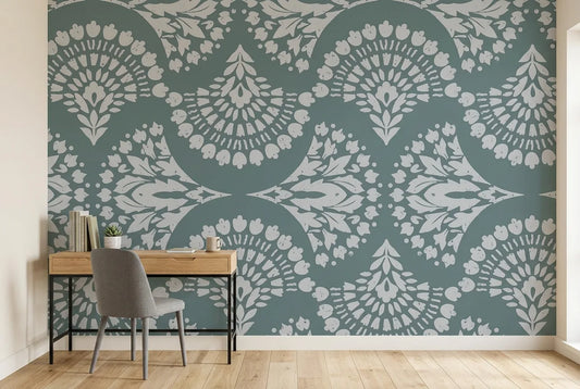 Papel tapiz Damasco Teal instalado en un espacio de trabajo en casa