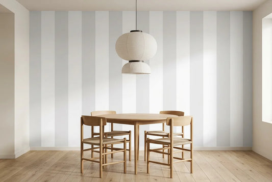 Papel tapiz Rayas Alba instalado en un comedor luminoso