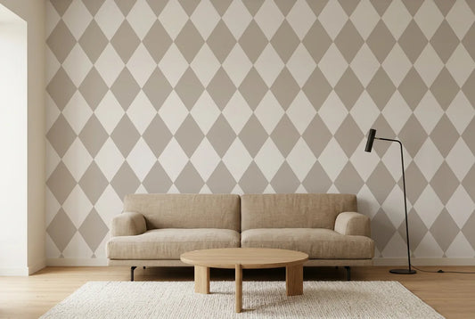 Papel tapiz Rombo Crema instalado en una sala de estar minimalista