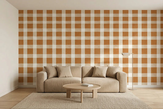Papel tapiz Vichy Caramelo instalado en una sala de estar minimalista