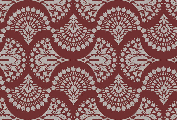 Papel tapiz con estampado de abanicos florales estilo block print en tono beige sobre fondo rojo burdeos.