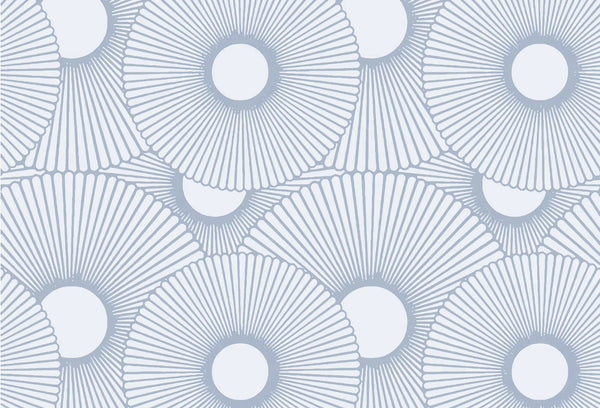 Papel tapiz con diseño de abanicos geométricos y líneas radiales en tono azul celeste sobre fondo claro.