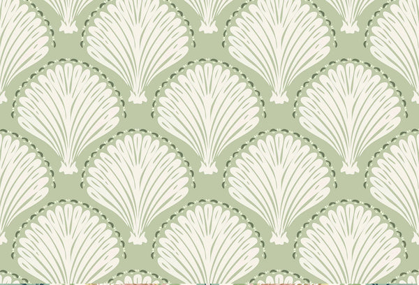 Papel tapiz con patrón de abanicos botánicos estilo art déco en tonos verde salvia y blanco marfil.