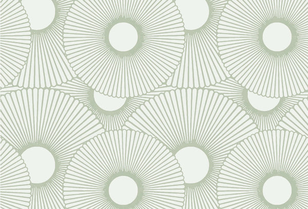Papel tapiz con patrón de abanicos circulares superpuestos en color verde salvia sobre fondo crema