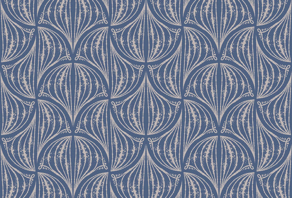Papel tapiz con patrón de arcos y abanicos geométricos en color azul añil y trazos beige marfil.