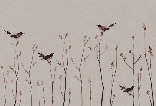 Papel tapiz con ilustración de ramas delgadas y aves en tonos marrones sobre fondo beige claro.