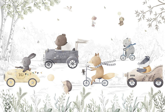 Papel tapiz mural infantil con animales del bosque paseando en autos vintage y bicicletas en tonos neutros