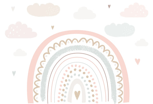 Papel tapiz infantil con diseño mural de gran arcoíris bohemio en tonos rosa pastel, beige y nubes suaves.