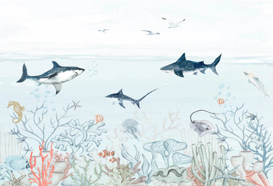 Papel tapiz infantil con tiburones, mantarraya y arrecifes marinos en acuarela azul y coral.
