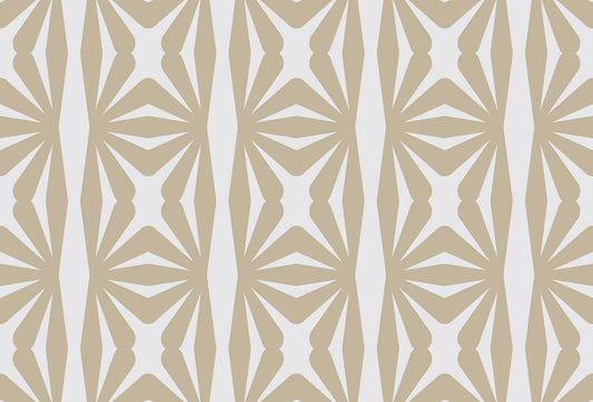 Papel tapiz con patrón geométrico retro de destellos y rombos en tono beige arena sobre fondo blanco hueso.