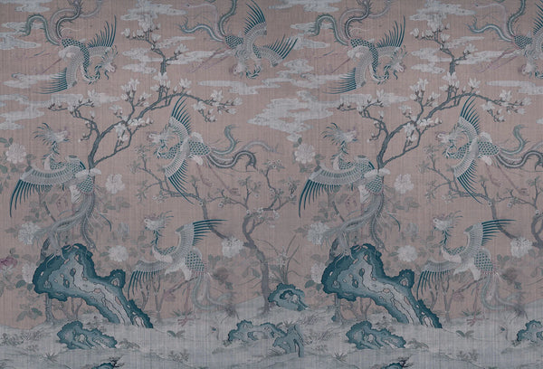 Papel tapiz estilo chinoiserie con aves fénix verdes y flores sobre fondo rosa palo texturizado.