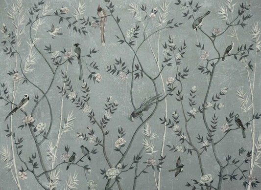 Papel tapiz mural estilo chinoiserie con aves exóticas y ramas florales sobre fondo verde salvia.