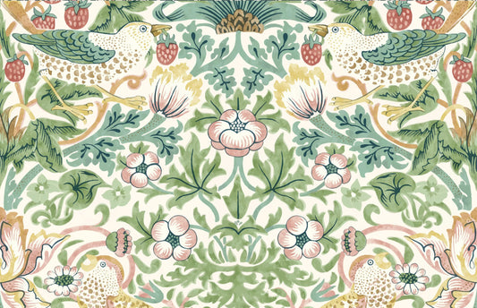 Papel tapiz con patrón botánico clásico de aves comiendo fresas en tonos verde salvia y rosa.