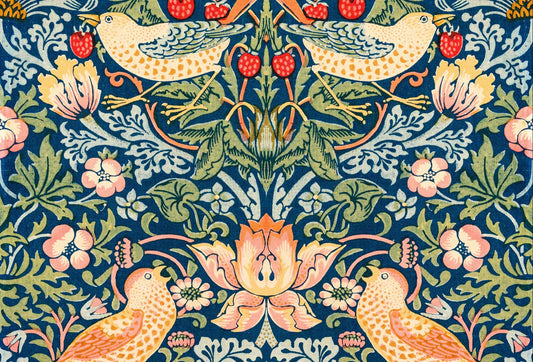 Papel tapiz con patrón floral Arts and Crafts de pájaros comiendo fresas sobre fondo azul marino
