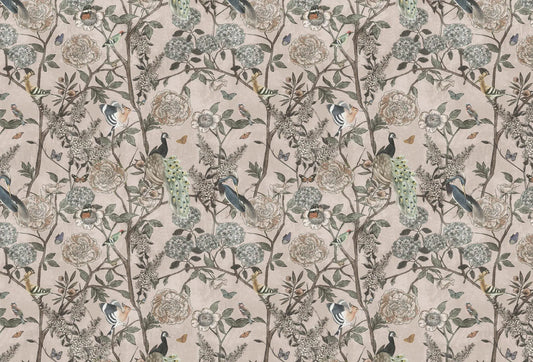 Papel tapiz con estampado botánico vintage de aves, pavos reales y flores en tonos beige y verde salvia.