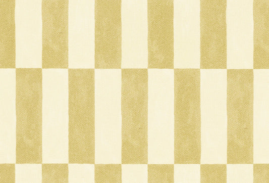 Papel tapiz de franjas geométricas desfasadas en tono amarillo mostaza suave y blanco crema.