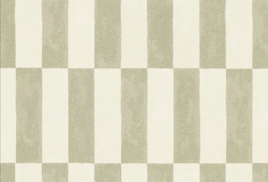 Papel tapiz con patrón geométrico de franjas escalonadas en verde musgo y blanco marfil.