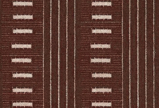 Papel tapiz con patrón geométrico de líneas verticales y guiones en tono marrón bordó y beige con textura textil.
