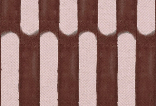 Papel tapiz con franjas verticales y arcos en tono bordó y rosa empolvado con textura textil.