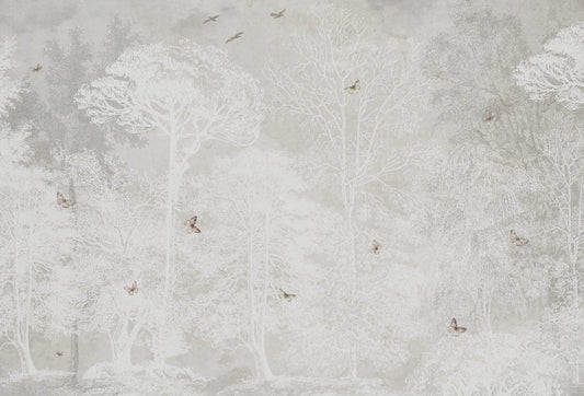 Papel tapiz mural con grabado vintage de bosque en tonos beige y gris con mariposas y aves.
