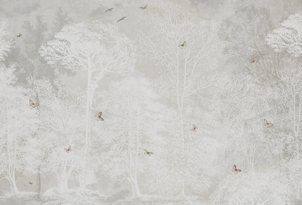 Papel tapiz mural con grabado vintage de bosque en tonos beige y gris con mariposas y aves.