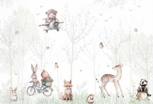 Papel tapiz infantil con animales del bosque en acuarela, oso aviador y conejo en bicicleta sobre fondo beige claro.