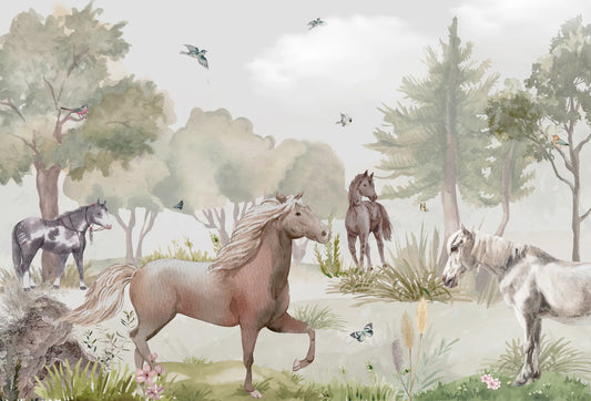 Papel tapiz infantil de estilo acuarela con caballos, árboles y aves en tonos verde sabio, beige y gris.