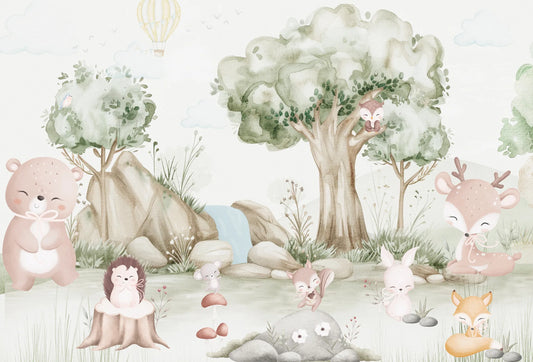 Papel tapiz mural infantil con tiernos animales del bosque en acuarela, árboles y tonos verde salvia y beige.