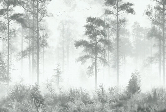 Papel tapiz con diseño de bosque de pinos envuelto en neblina gris y aves volando al fondo, estilo nórdico.