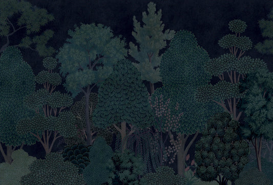 Papel tapiz mural con bosque nocturno y copas de árboles en tonos azul marino y verde azulado.