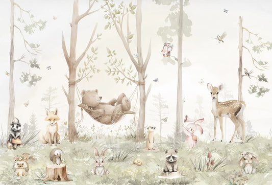 Papel tapiz mural infantil con tiernos animales del bosque y oso en hamaca en tonos beige y verde.