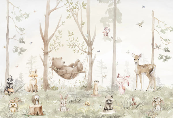 Papel tapiz mural infantil con tiernos animales del bosque y oso en hamaca en tonos beige y verde.