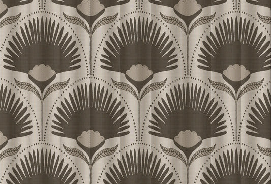 Papel tapiz con patrón botánico geométrico de flores estilizadas en tono café moca sobre fondo beige texturizado.