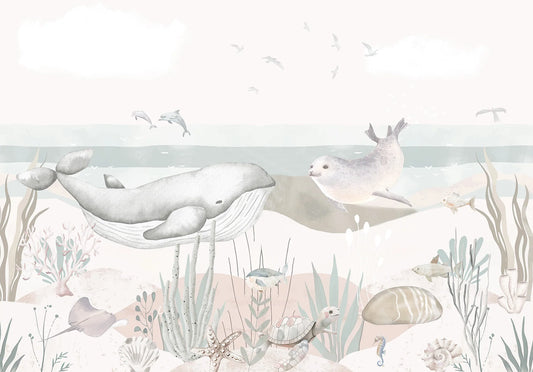 Papel tapiz mural infantil con tierna ilustración en acuarela de ballena, foca y tortuga marina en tonos beige y gris.