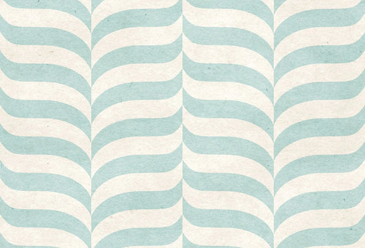 Papel tapiz con patrón retro de ondas verticales en color verde menta y crema con textura suave de papel.