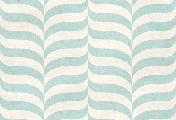 Papel tapiz con patrón retro de ondas verticales en color verde menta y crema con textura suave de papel.