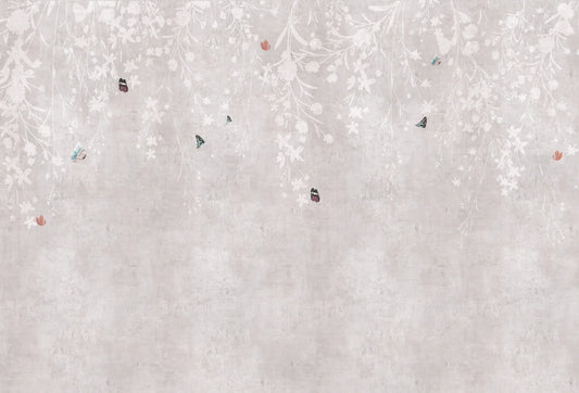 Papel tapiz mural con ramas florales blancas colgantes y mariposas sutiles sobre fondo beige texturizado.