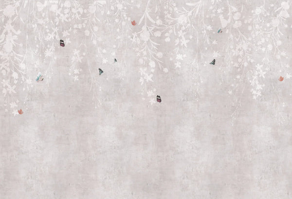 Papel tapiz mural con ramas florales blancas colgantes y mariposas sutiles sobre fondo beige texturizado.