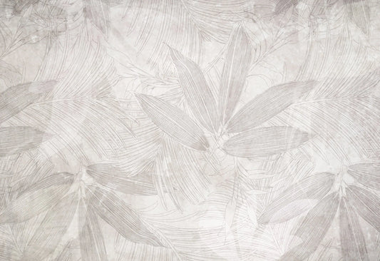 Papel tapiz con estampado botánico de hojas tropicales en tonos beige y gris sobre fondo texturizado.
