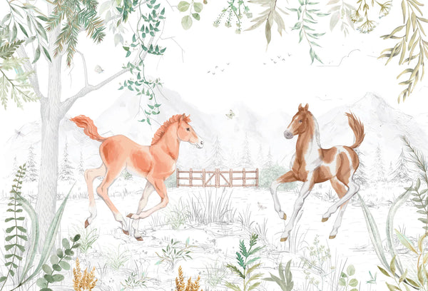Papel tapiz infantil estilo acuarela con dos caballos corriendo en un paisaje natural de montañas y hojas verdes.