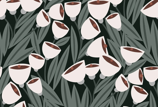 Papel tapiz con estampado botánico de flores acampanadas blancas y follaje sobre fondo verde oscuro.