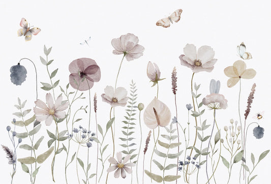 Papel tapiz con diseño de flores silvestres en acuarela, mariposas y tonos pastel sobre fondo blanco.
