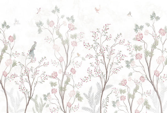 Papel tapiz mural estilo chinoiserie con ramas de flores rosadas, follaje verde salvia y aves sobre fondo claro.