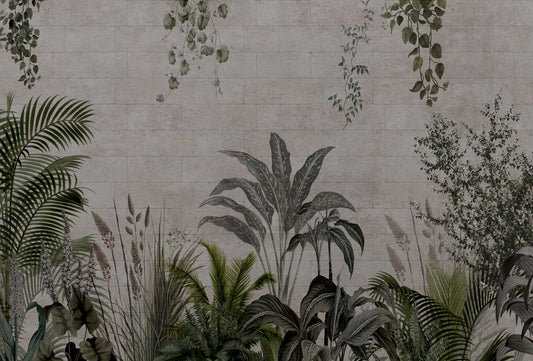 Papel tapiz mural con diseño de plantas tropicales y hojas colgantes sobre un fondo de pared de piedra gris claro.