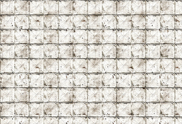 Papel tapiz con diseño de casetones metálicos vintage en cuadrícula blanca con textura desgastada.