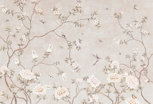 Papel tapiz estilo chinoiserie con ramas de cerezo, peonías y colibríes sobre fondo beige