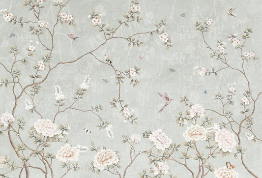 Papel tapiz estilo chinoiserie con ramas de cerezo en flor, peonías rosadas y pájaros sobre un fondo verde agua texturado.