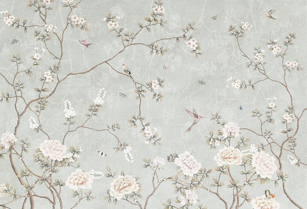 Papel tapiz estilo chinoiserie con ramas de cerezo en flor, peonías rosadas y pájaros sobre un fondo verde agua texturado.