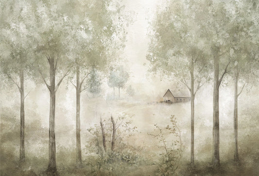 Papel tapiz mural con diseño de bosque neblinoso en acuarela verde y beige con una cabaña rústica de fondo.